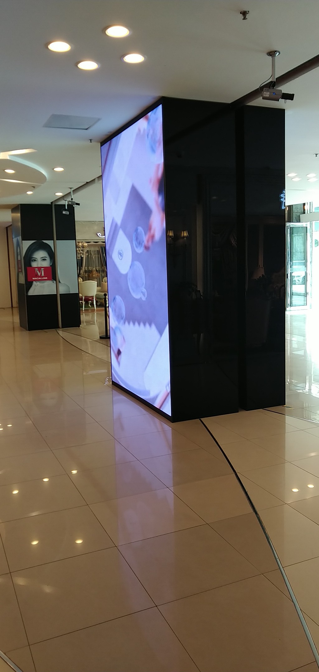 上海红星美凯龙室内P2.5全彩显示屏